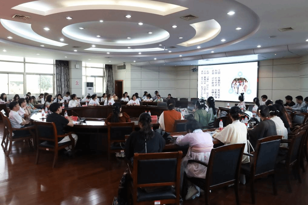 同袍漢服高校行 學(xué)校2024花朝節(jié)主題活動(dòng)，融匯傳統(tǒng)之美與教育咨詢服務(wù)